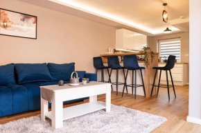 Detached 2 Bedroom House - 10 minute's walk to Town Centre - Free Parking, Fast Wifi and Smart TVs by Yoko Property